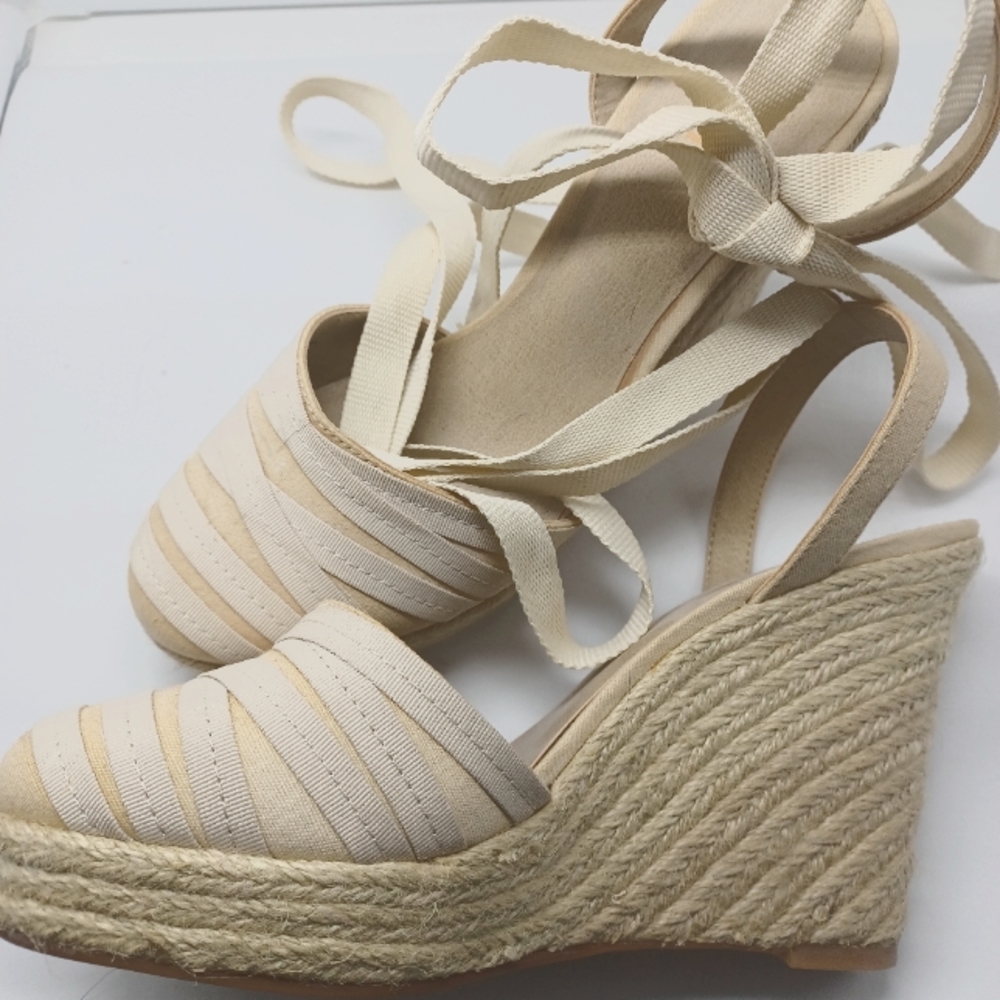 EUC Levity Espadrille Wedge Heel Sandals 9M